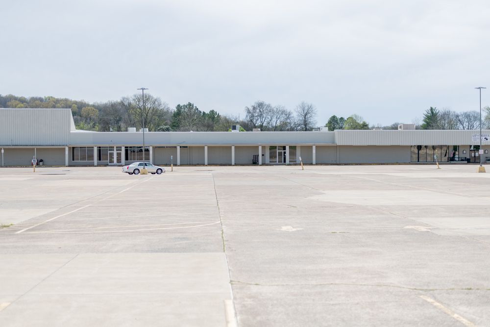 Brooklyn Shopping Center: 923-951 East College Street, Pulaski, TN 38478